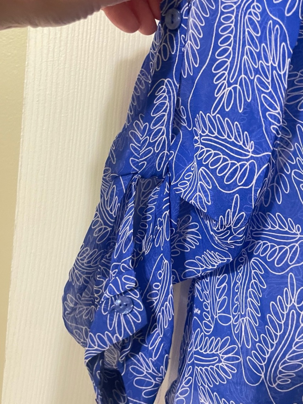 Diane Von Furstenberg Blue Printed  Button-Front Blouse sheer size 12 💯 silk - Picture 7 of 9